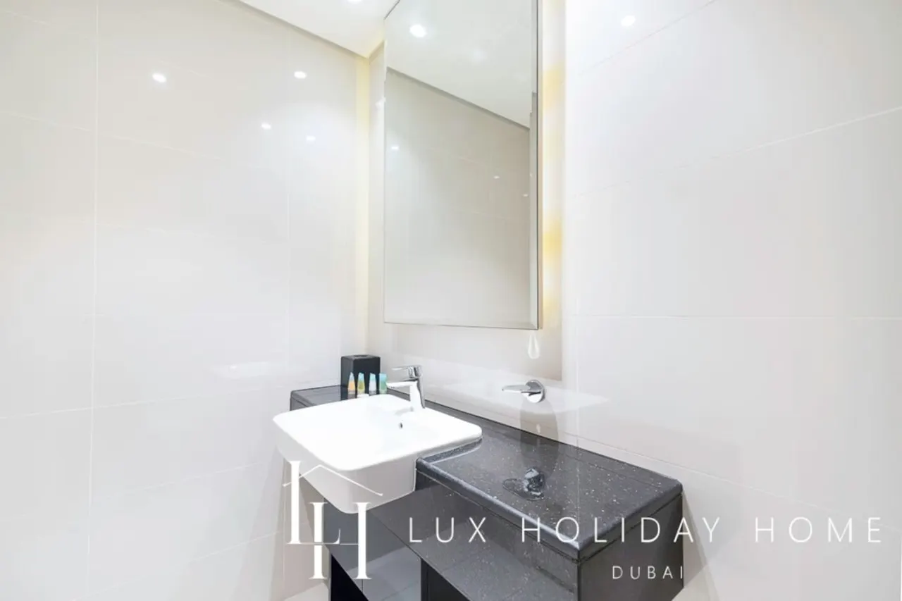 LUX The Bays Edge Canal View Suite 18