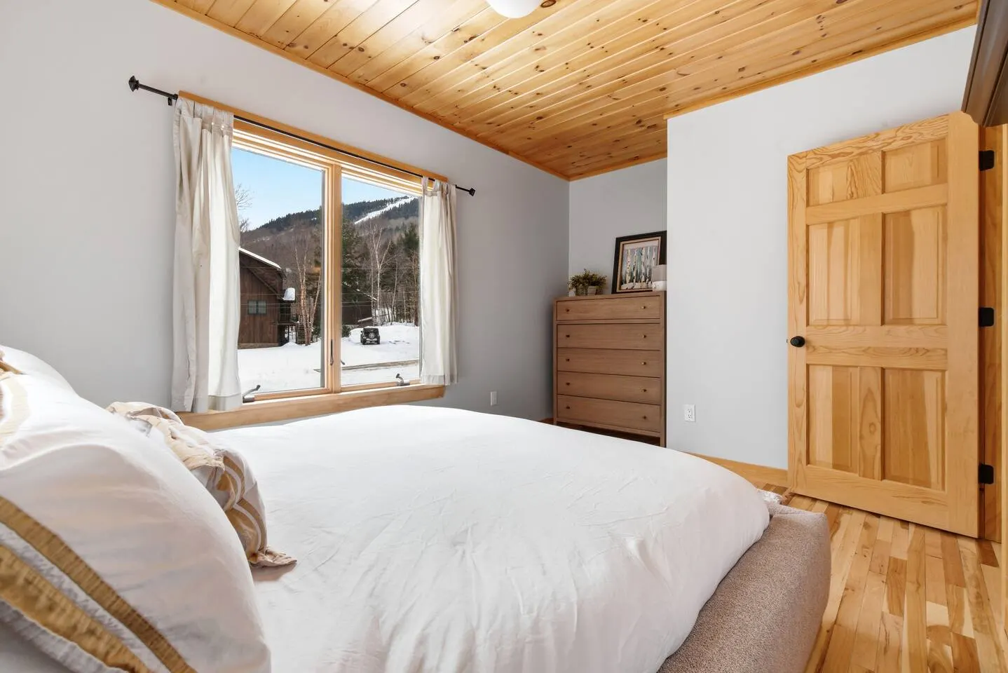 Viking Village Chalet - Ski In/Ski Out Sleeps 16 9