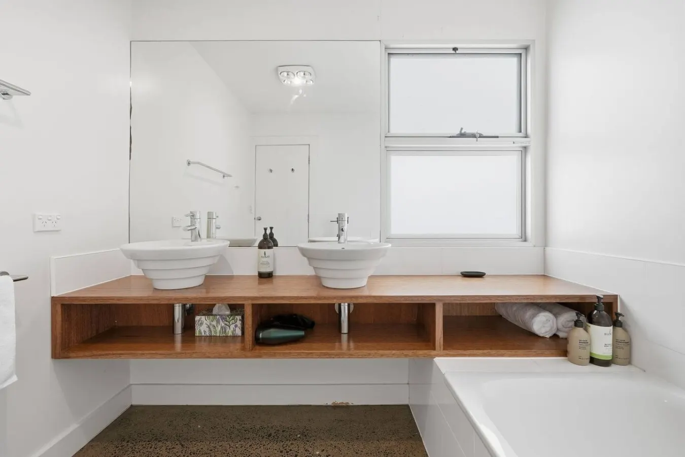 Opossum Bay Waterfront Home, Deck & Shore Access 13
