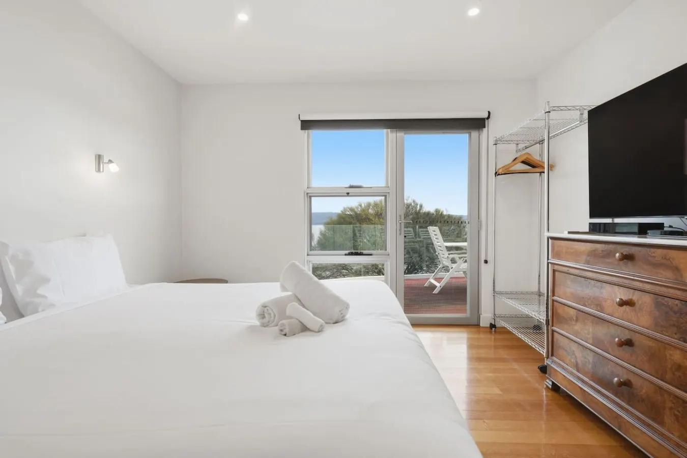 Opossum Bay Waterfront Home, Deck & Shore Access 7