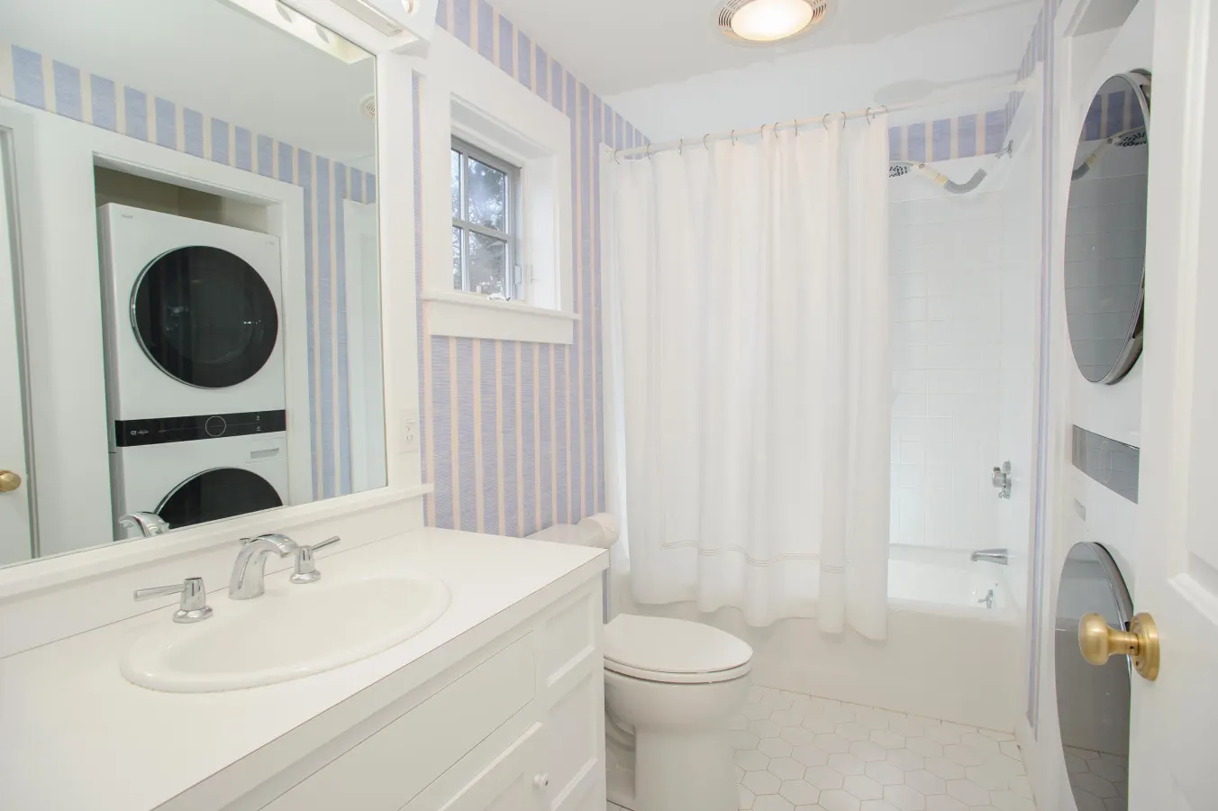 Cottage Bliss, Walkable to Beach & Town 11