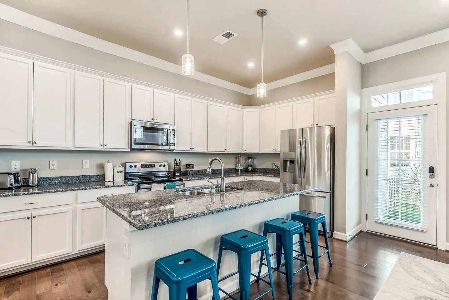 ViBe District 4BR Walk to Beach + Sleeps 8