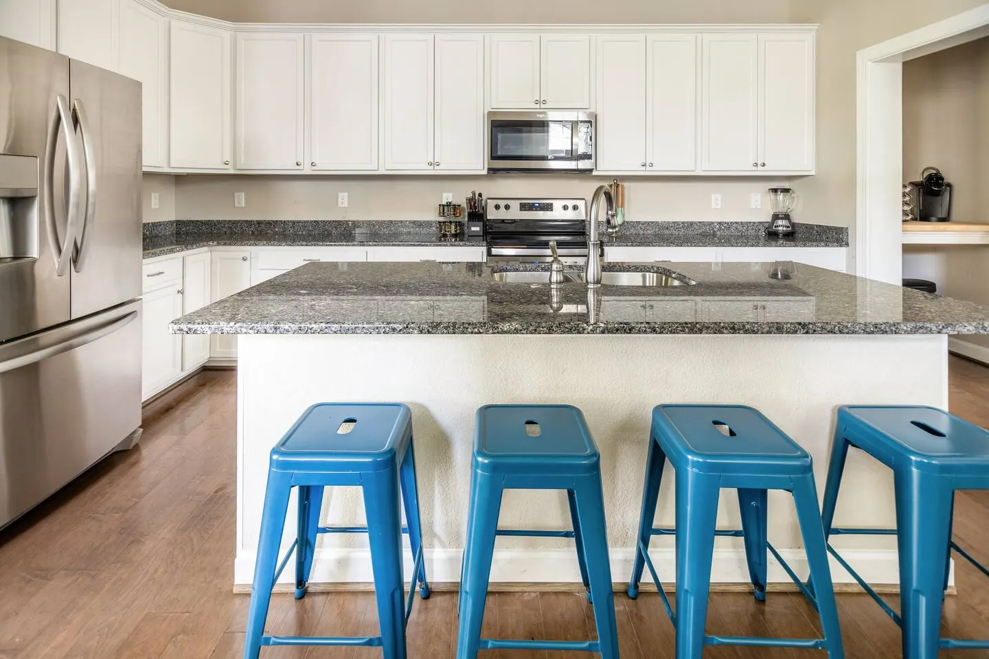 ViBe District 4BR Walk to Beach + Sleeps 8 10