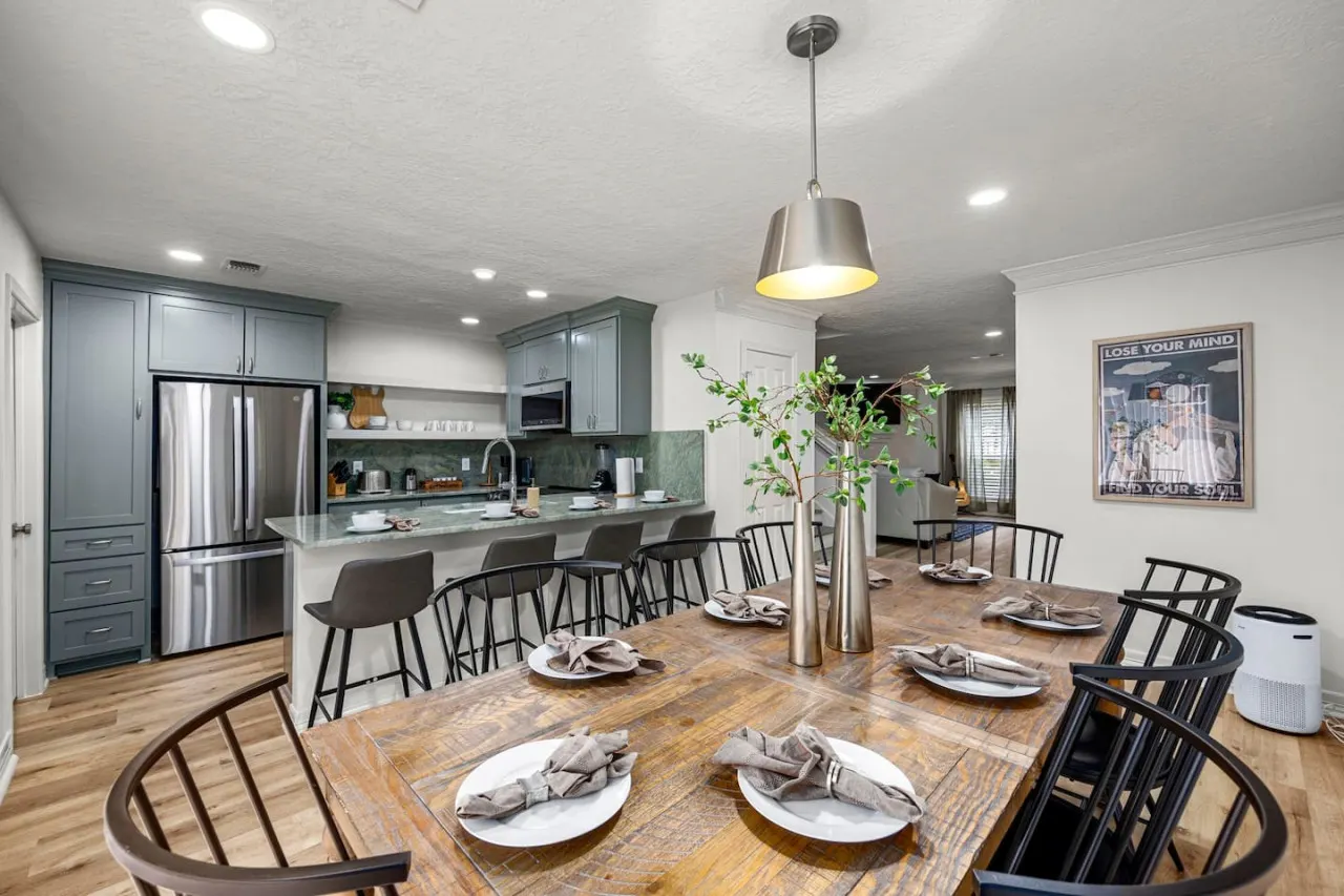 Music-Themed Montrose 2BR, Sleeps 10, Walk to Bars & Dining - Houston