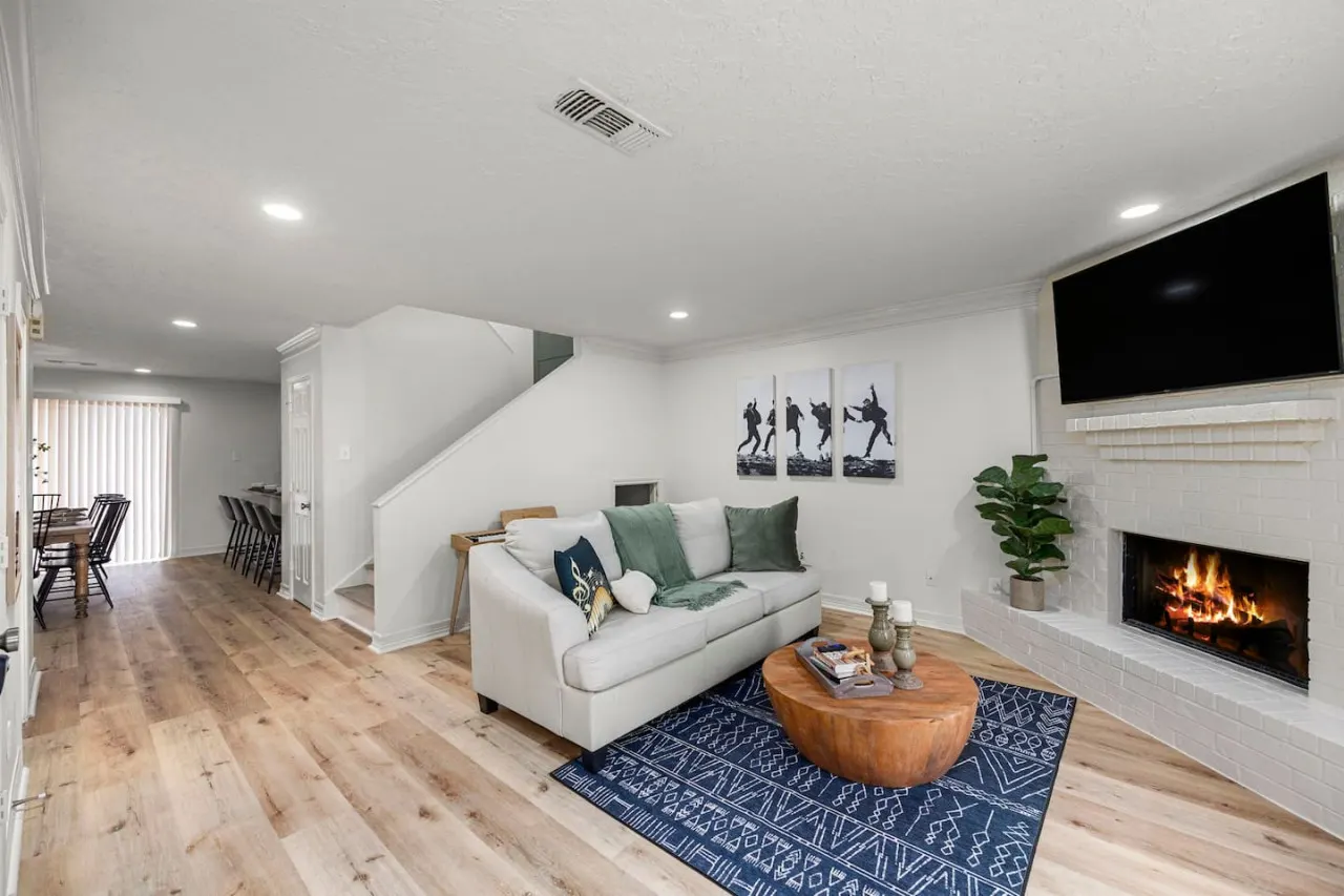 Music-Themed Montrose 2BR, Sleeps 10, Walk to Bars & Dining - Houston — foto 2