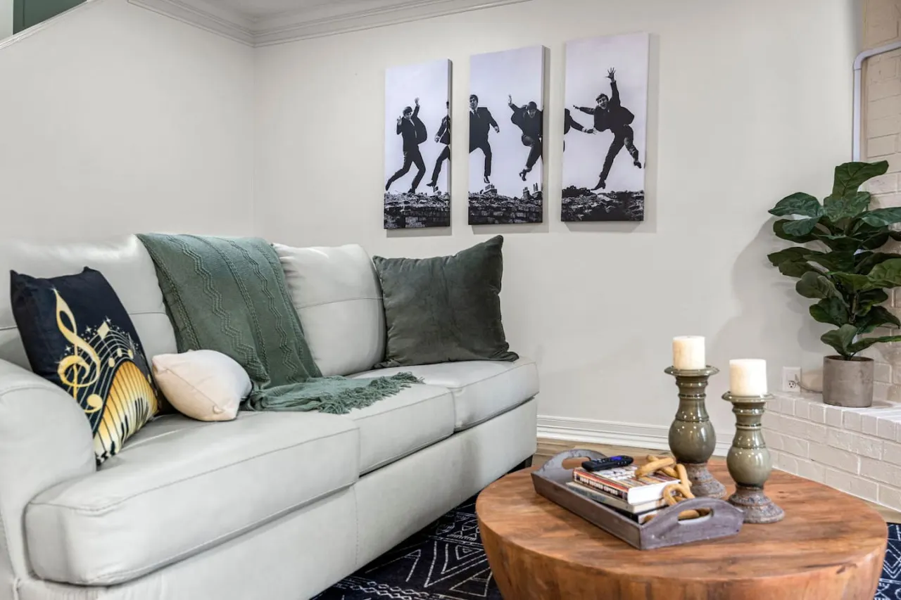 Music-Themed Montrose 2BR, Sleeps 10, Walk to Bars & Dining - Houston 9