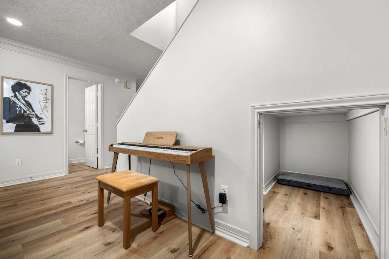 Music-Themed Montrose 2BR, Sleeps 10, Walk to Bars & Dining - Houston 11