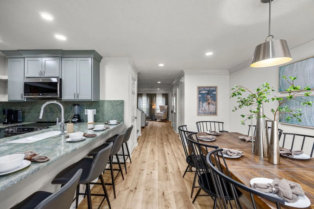 Music-Themed Montrose 2BR, Sleeps 10, Walk to Bars & Dining - Houston 13