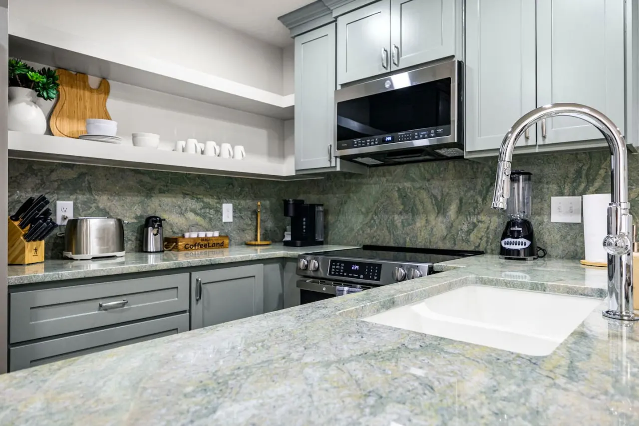 Music-Themed Montrose 2BR, Sleeps 10, Walk to Bars & Dining - Houston 14