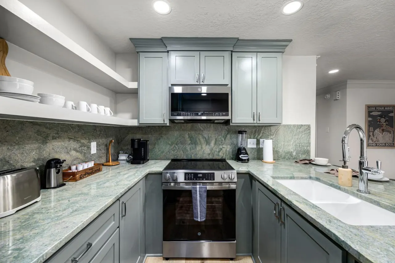 Music-Themed Montrose 2BR, Sleeps 10, Walk to Bars & Dining - Houston 15