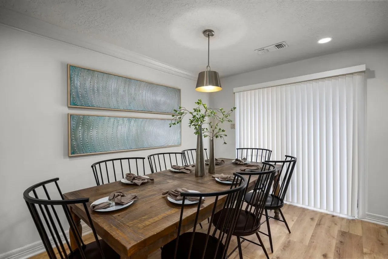Music-Themed Montrose 2BR, Sleeps 10, Walk to Bars & Dining - Houston 16
