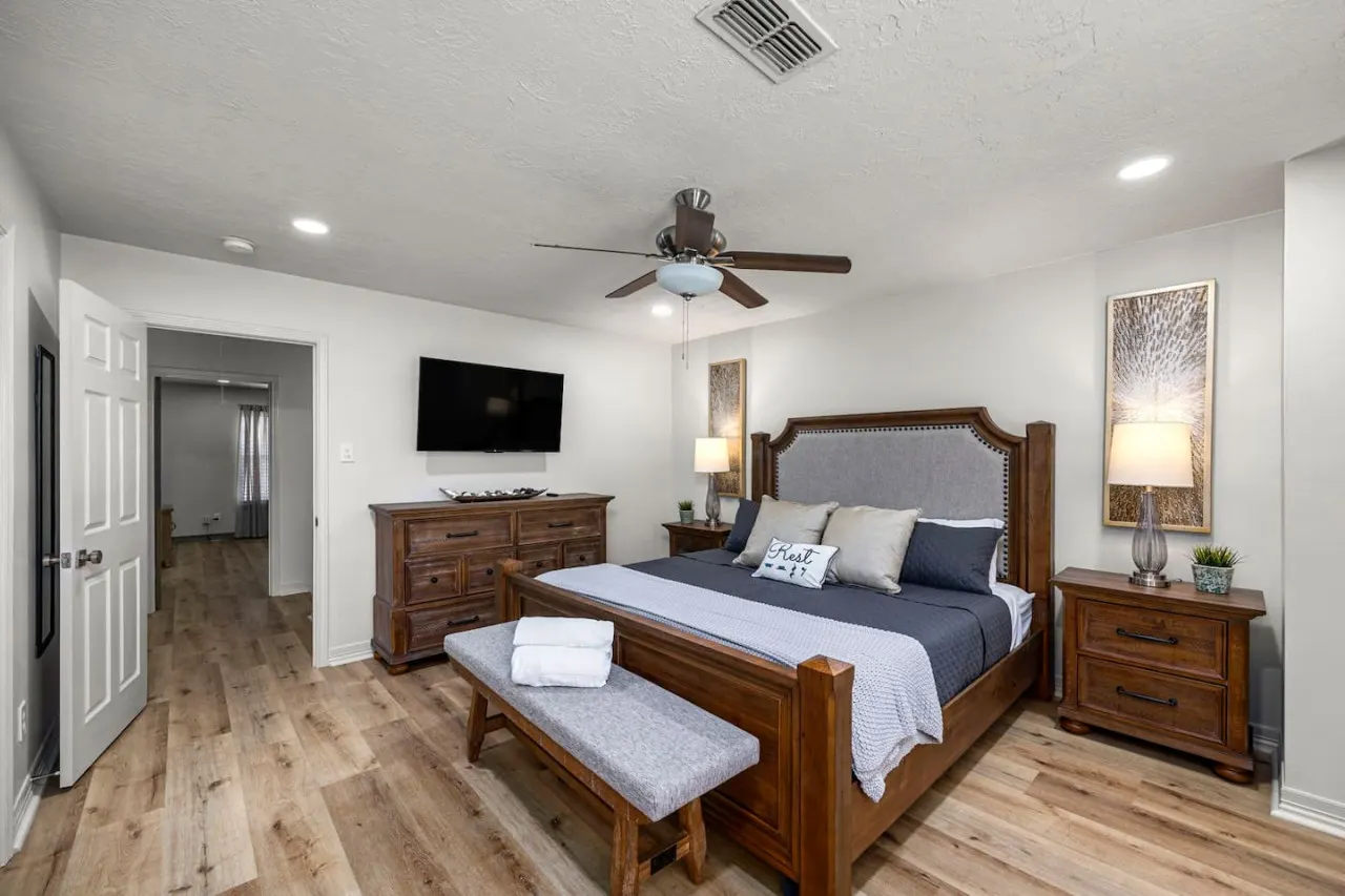 Music-Themed Montrose 2BR, Sleeps 10, Walk to Bars & Dining - Houston 17