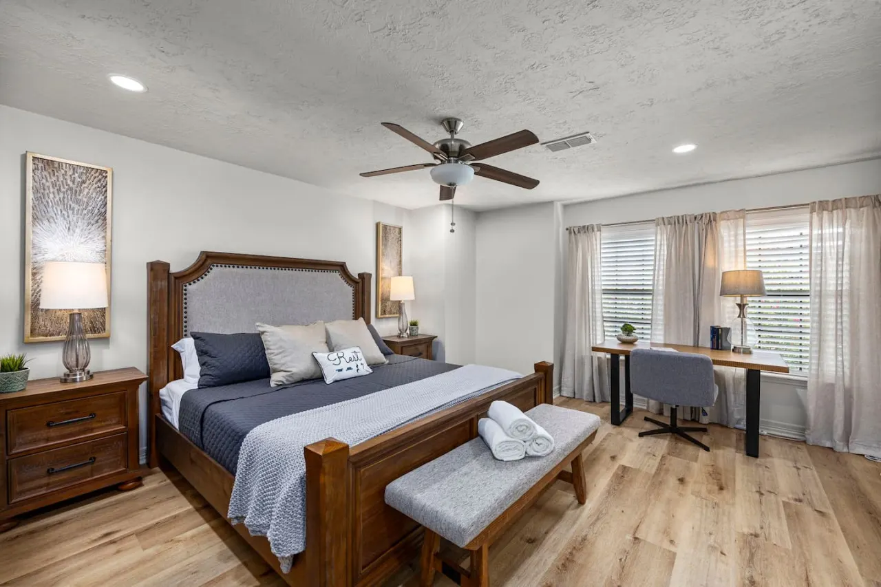 Music-Themed Montrose 2BR, Sleeps 10, Walk to Bars & Dining - Houston 18