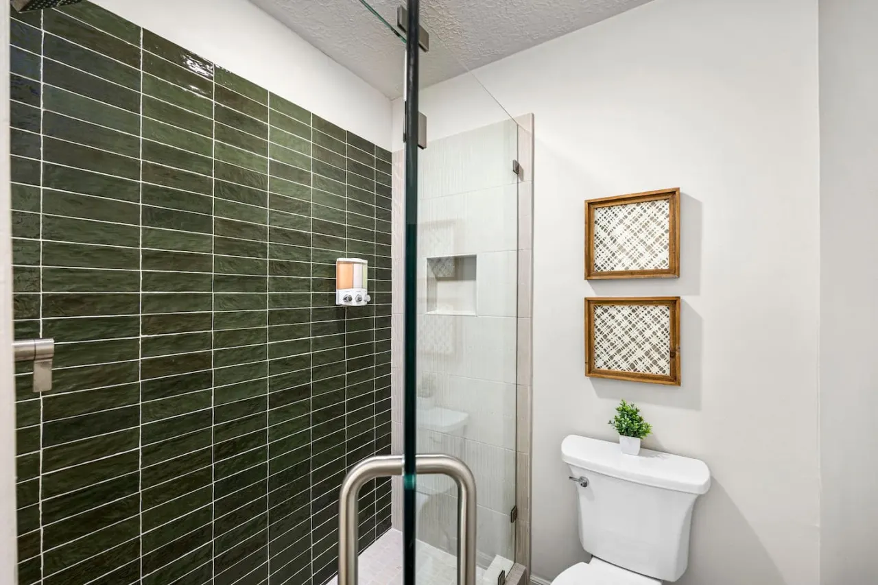 Music-Themed Montrose 2BR, Sleeps 10, Walk to Bars & Dining - Houston 19