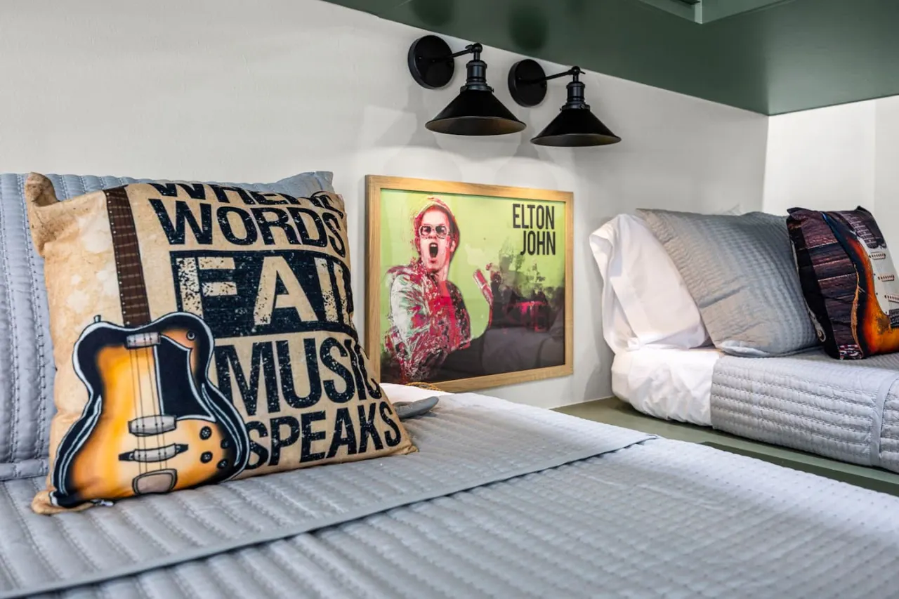 Music-Themed Montrose 2BR, Sleeps 10, Walk to Bars & Dining - Houston 20