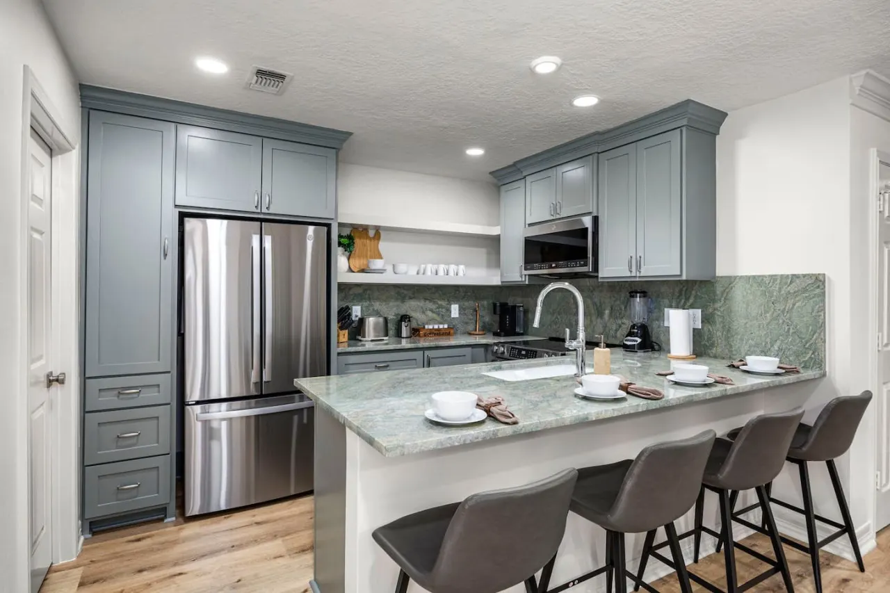 Music-Themed Montrose 2BR, Sleeps 10, Walk to Bars & Dining - Houston 7