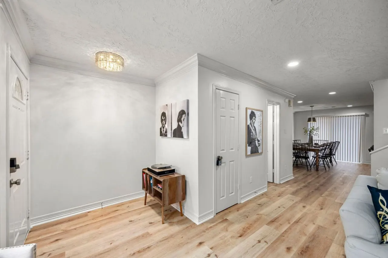 Music-Themed Montrose 2BR, Sleeps 10, Walk to Bars & Dining - Houston 8