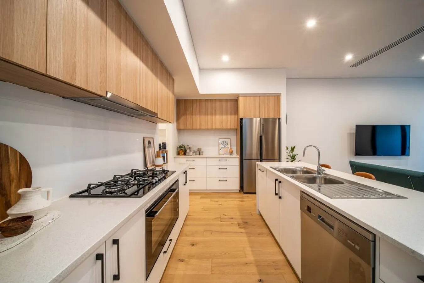 SYLO Luxury Apartments—Penthouse with City Views 10