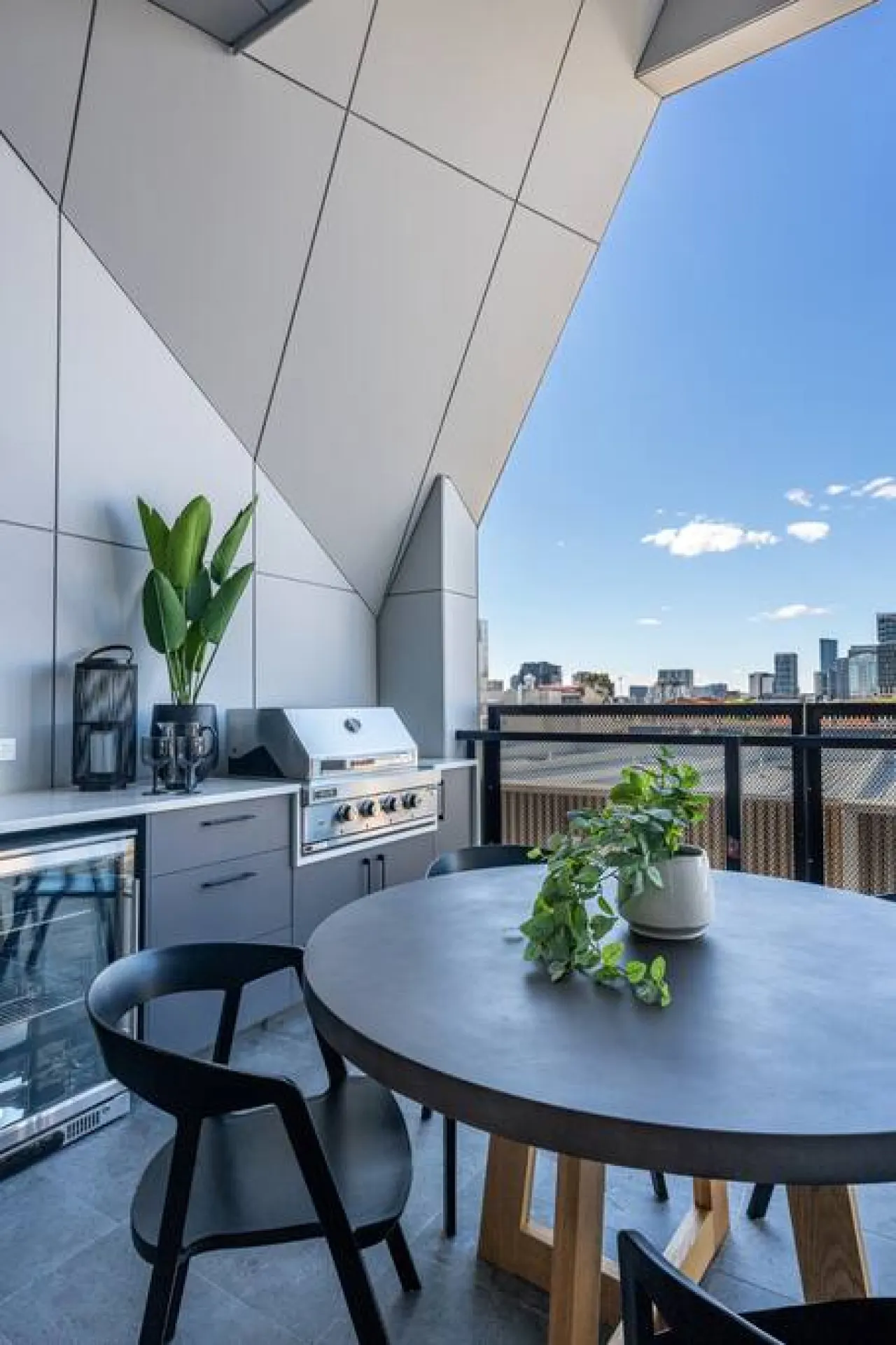 SYLO Luxury Apartments—Penthouse with City Views 18