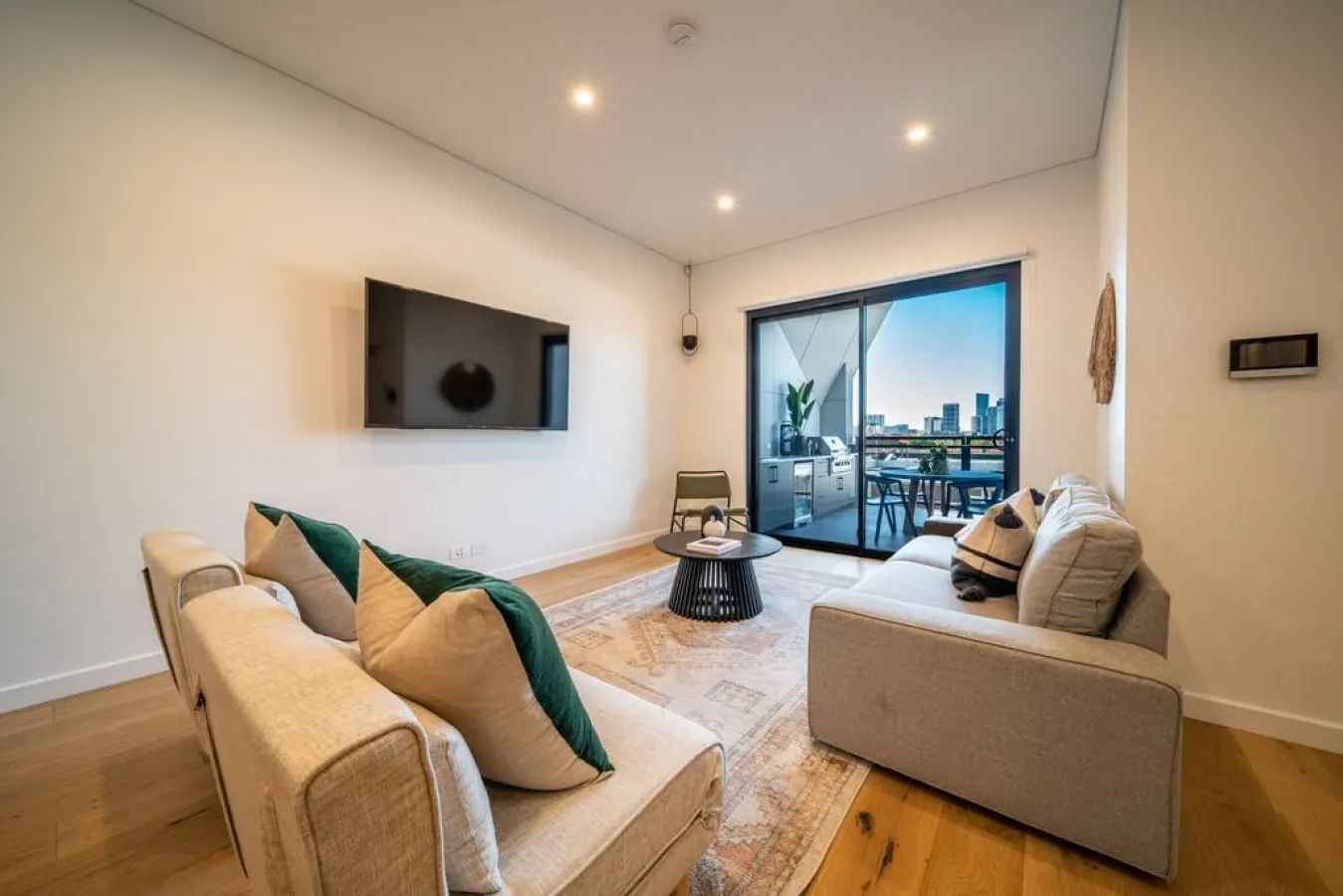 SYLO Luxury Apartments—Penthouse with City Views — photo 3