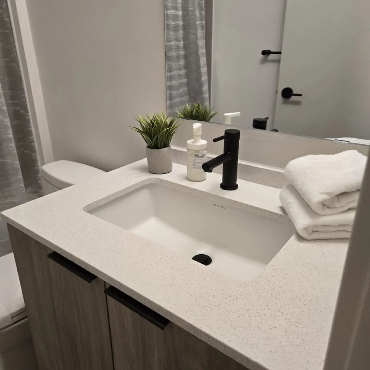 Urban Oasis on Sterling 1BR+Den Netflix + Gym 7