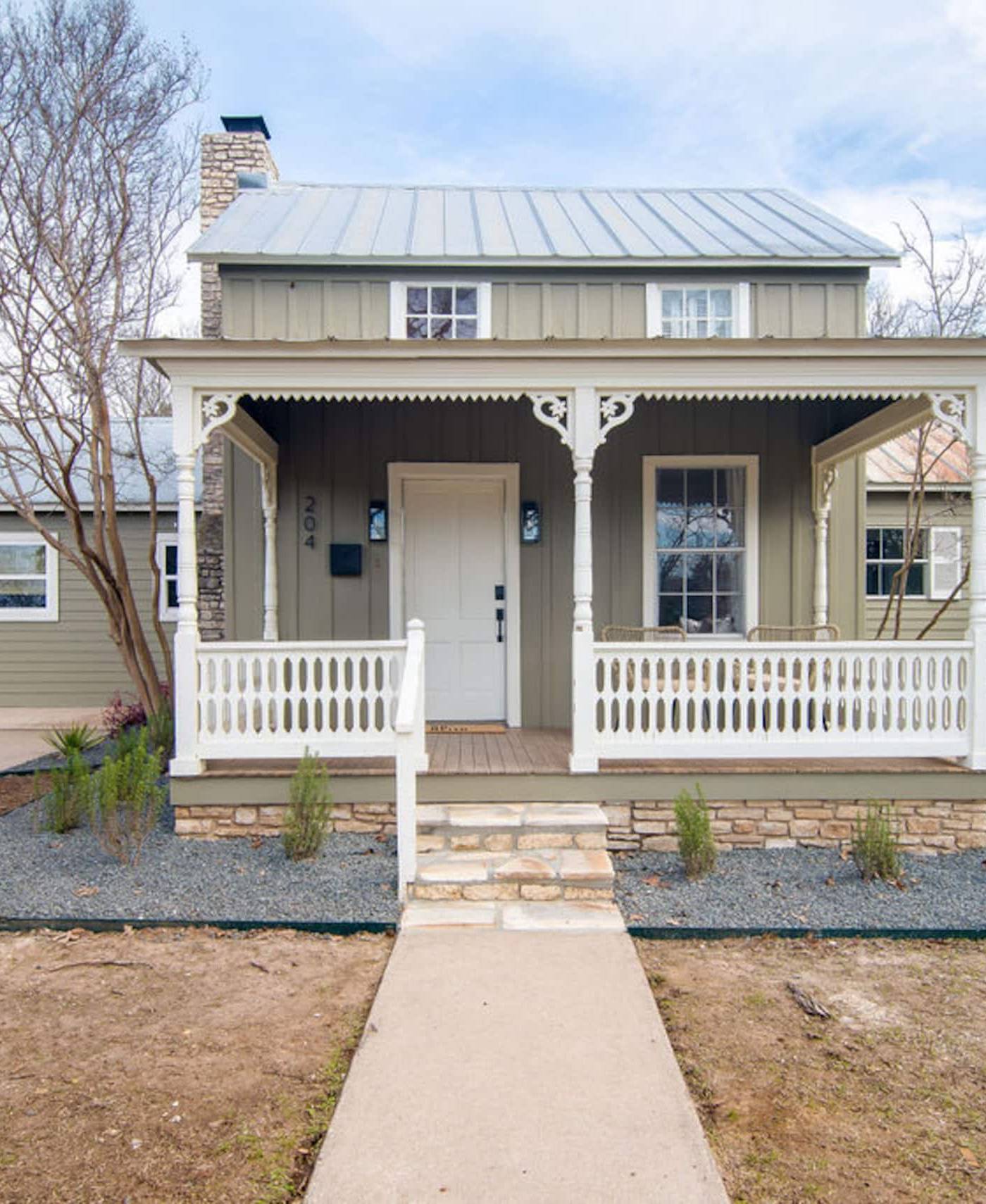 Luxurious Farmhouse — 2 Blocks to Main — photo 1
