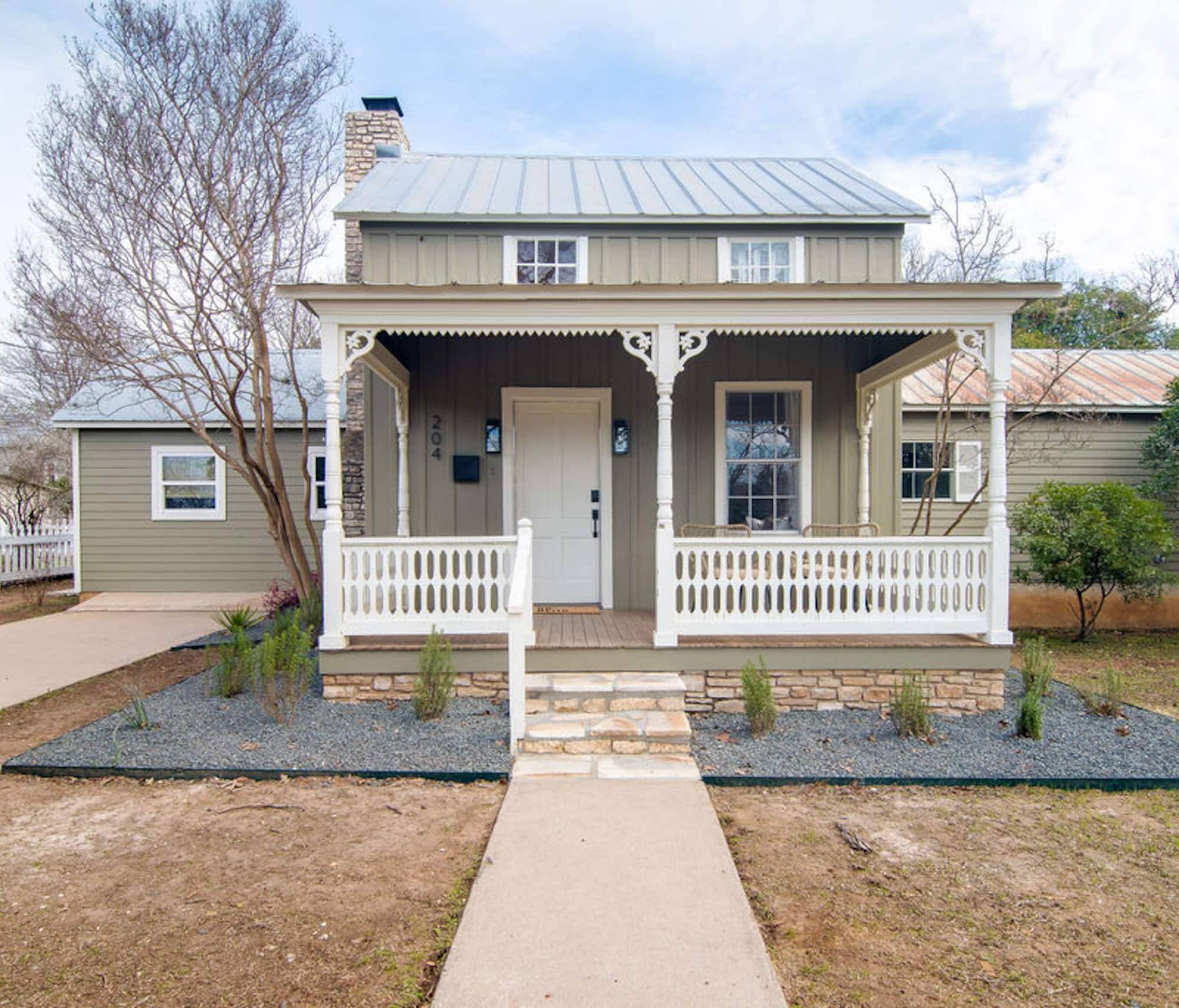 Luxurious Farmhouse — 2 Blocks to Main — photo 1