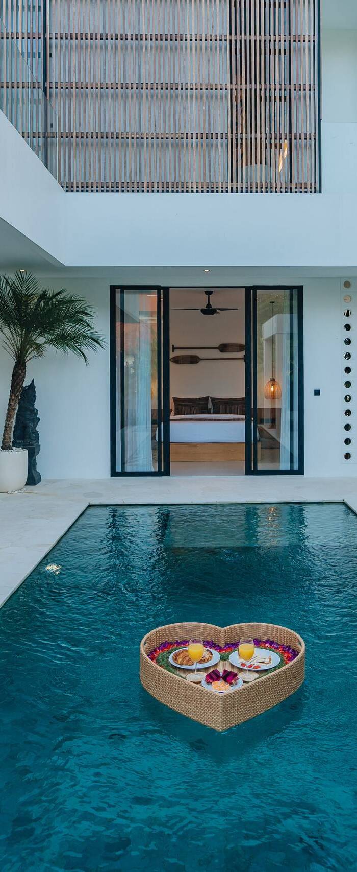 Luxury Chic 2BR w/ Pool – 10" to Batu Bolong Beach — photo 3