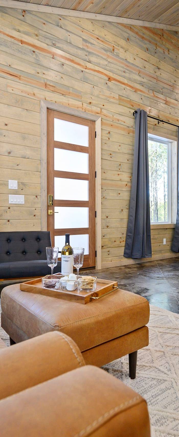 Luxury Couples Cabin (Hot Tub, Sauna, Soaking Tub) — photo 3