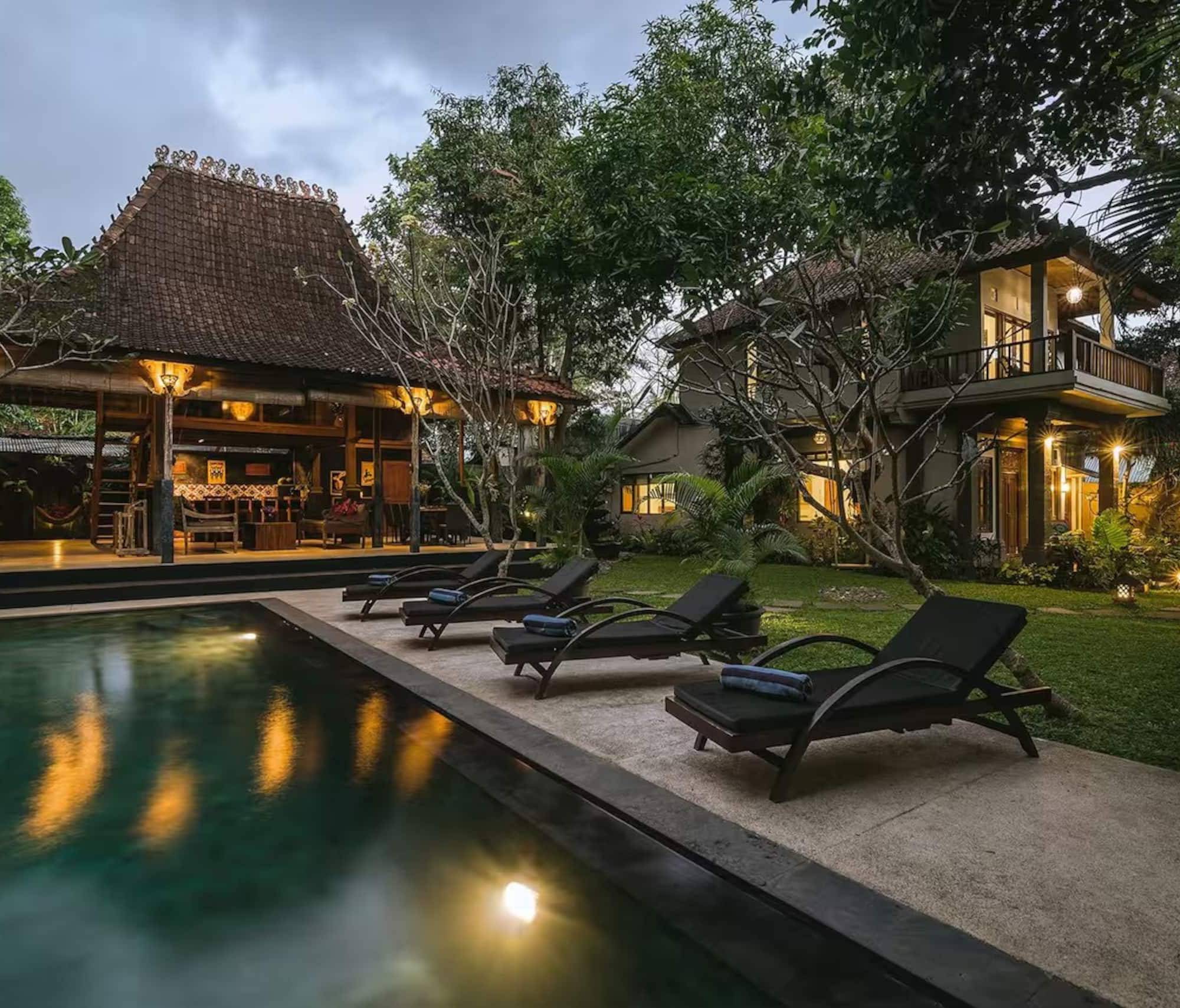 Villa Toya. Central, leafy retreat, sleeps 10 — photo 1