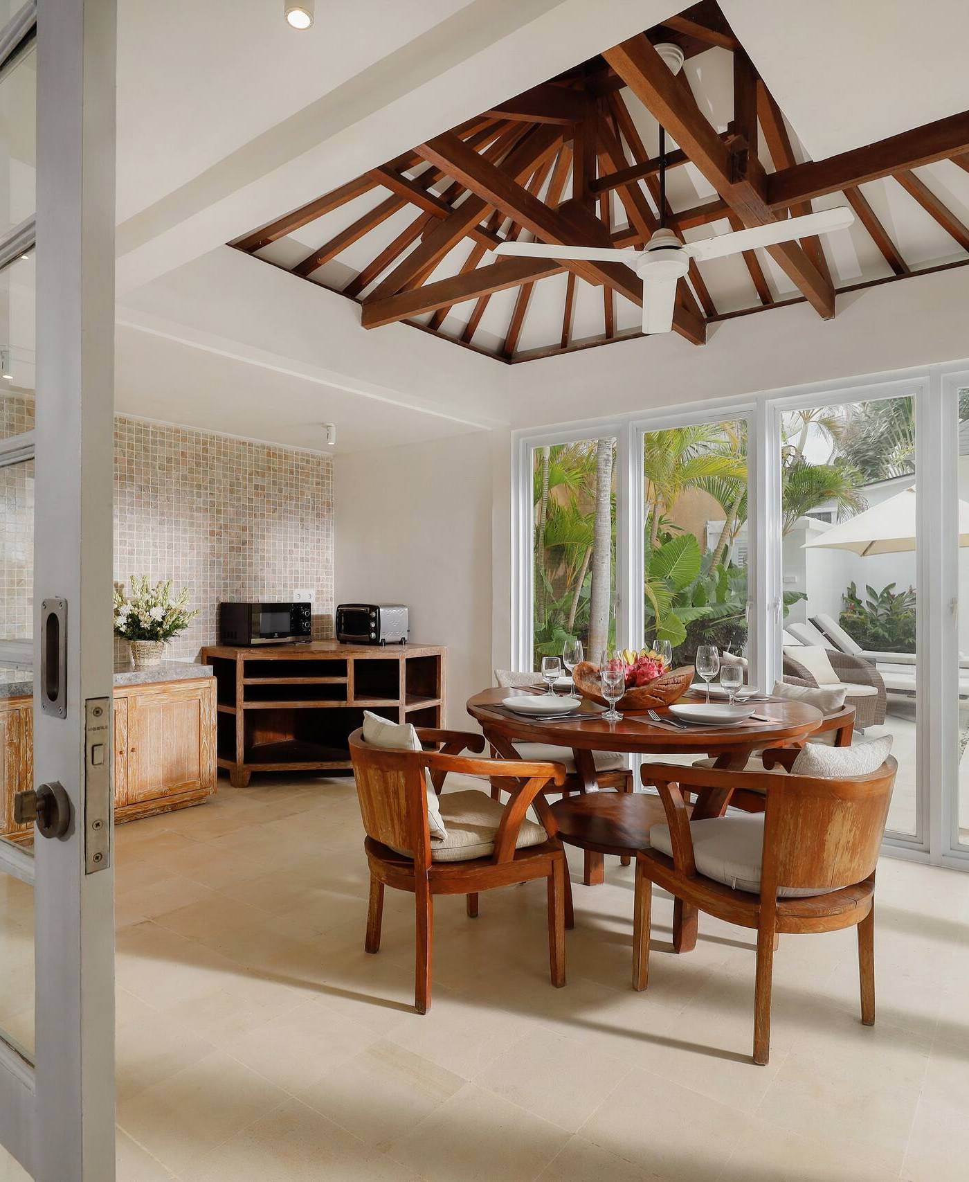 Quiet 5BR Villa Close to the Beach with Full Staff — photo 1