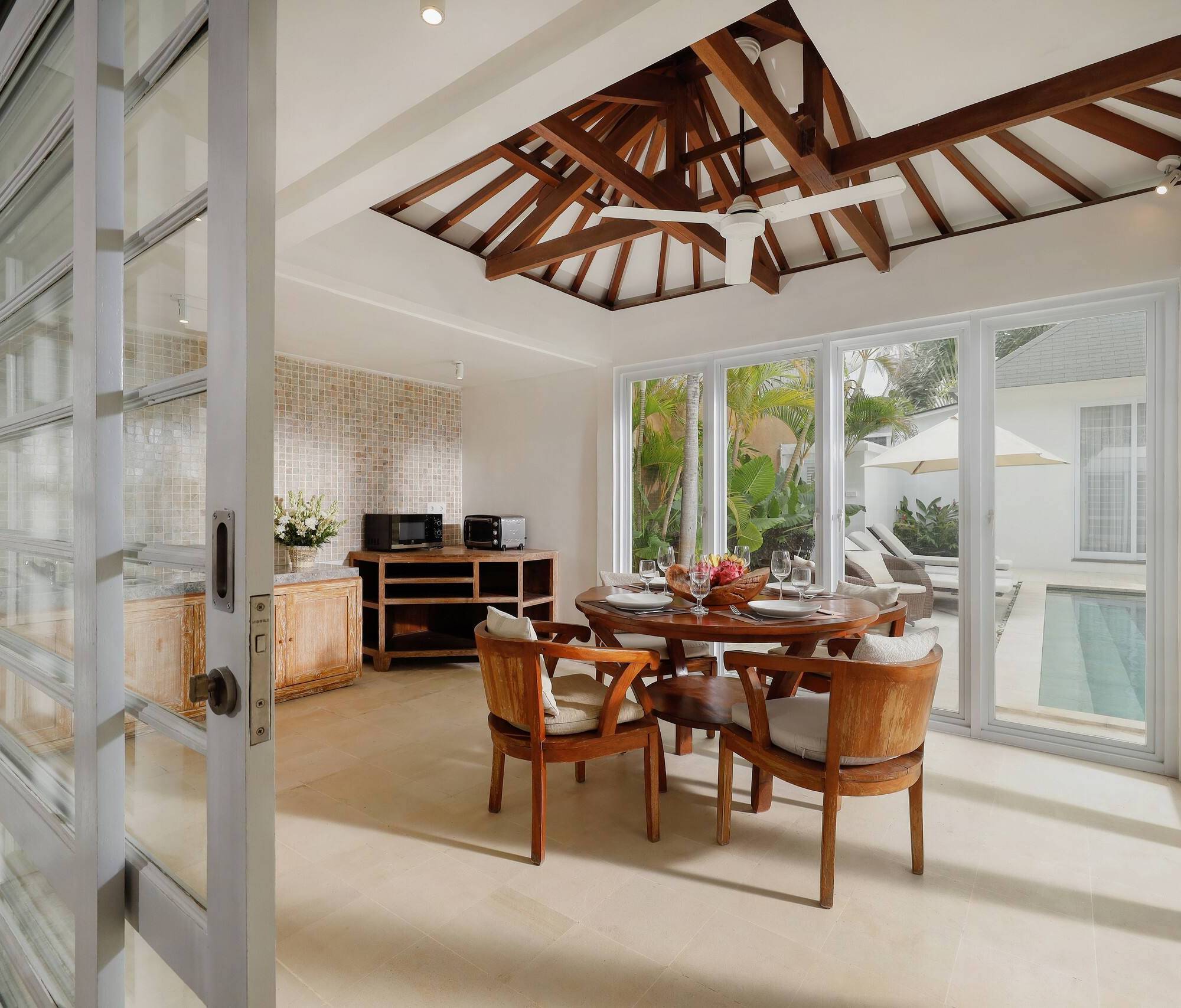 Quiet 5BR Villa Close to the Beach with Full Staff — photo 1
